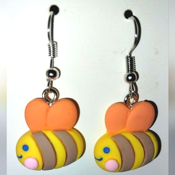 Super cute festive bumblebee earrings - Picture 2 of 4